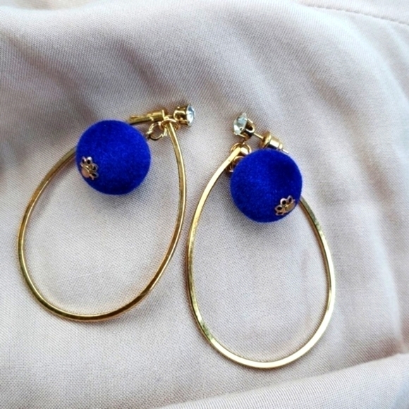 Gold tone stud dangling earrings spheres blue felt like balls globes - Picture 6 of 9